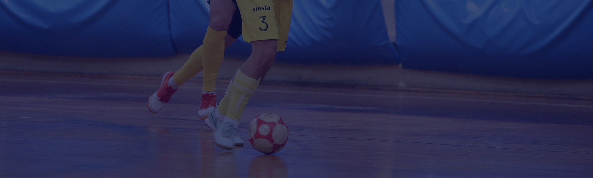 Futsal igrač MNK Solin 1980 s loptom u dvorani